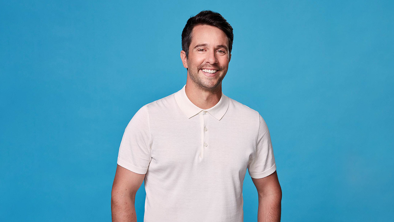 Alexandre Barrette dans le studio théâtre de Rythme 105.7!
